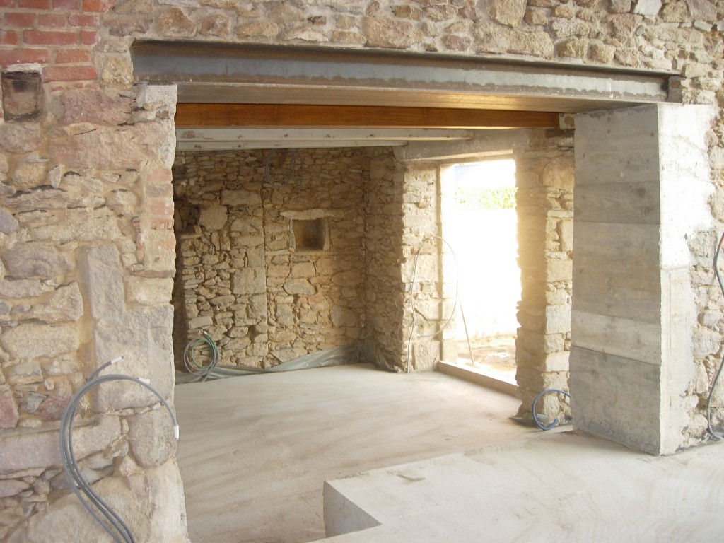 Ouverture de mur en pierre, en béton à Roullours